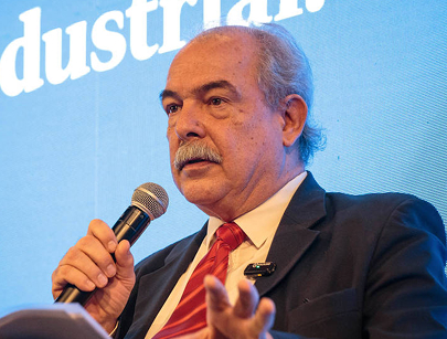 Foto de Aloizio Mercadante numa palestra