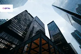 Logo Genius, imagem de prédios ao fundo